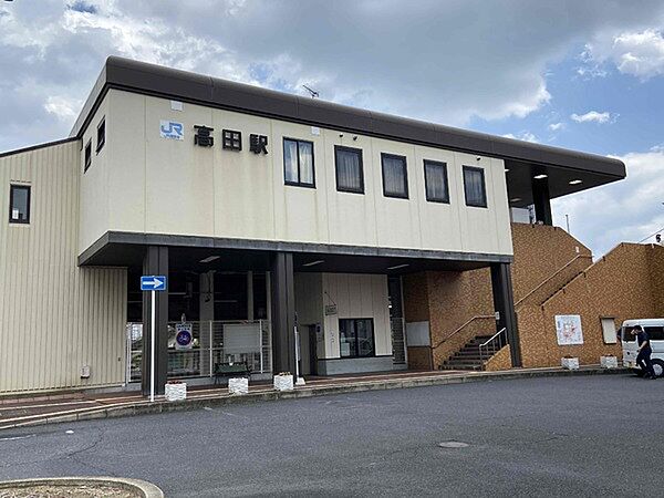 高田駅(JR西日本 桜井線)まで1079m、駅西口周辺には、高田駅前交番・大和高田市役所・大和高田市立病院・大和高田市立図書館・葛城税務署・さざんかホール　等が有る