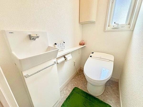 ☆1Fトイレです！☆収納もあるので、とっても便利です！