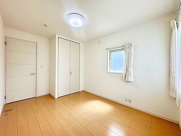 2Ｆ約5.7帖の洋室です！収納もあるのでお部屋も広々使えます♪