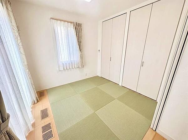 リビング横の和室は落ち着く空間となっております♪※AI加工により家具等は消去しています。