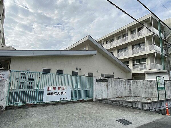 大和高田市立片塩中学校まで1946m、高田市駅から徒歩約15分　浮孔駅から徒歩約14分　高田駅から徒歩約24分