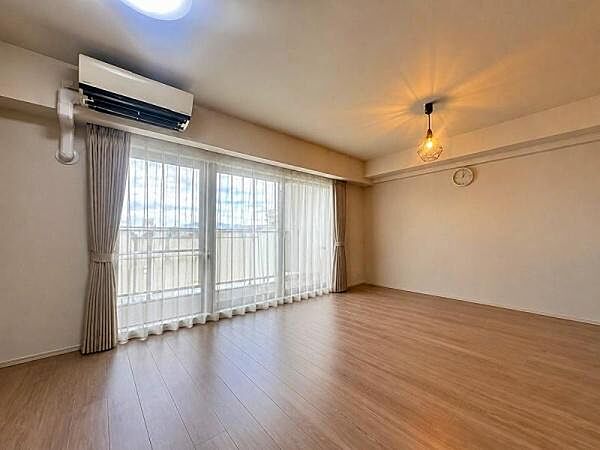 ☆明るい洋室です!!※AI加工により家具等は消去しています。