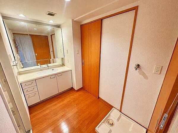 ☆綺麗な洗面所は広々としています！※AI加工により家具等は消去しています。