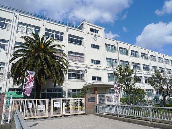 高槻市立芝生小学校まで825m