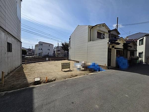 現地からは線路が見える開放的なロケーション。前面に高い建物が少なく、陽当たりや風通しも期待できる立地です。