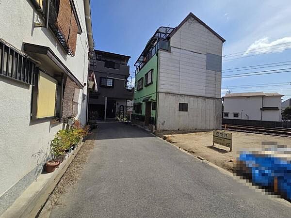 前面道路は車通りが少なく落ち着いた住環境。周辺は住宅が並ぶ静かな街並みで、ゆったりとした暮らしをイメージできる立地です。