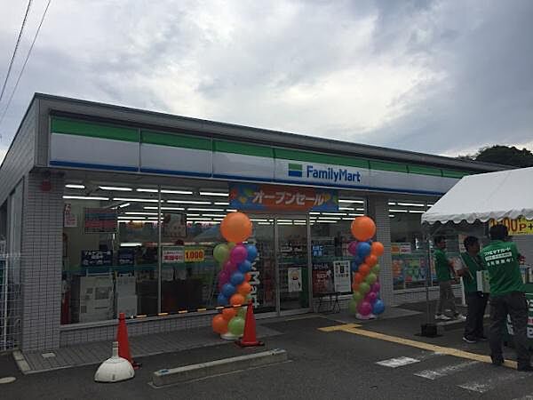 ファミリーマート茨木小川町店まで124m