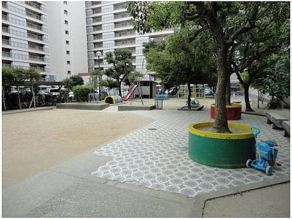 敷地内に公園があるので、お子様のいるご家庭にもオススメです。