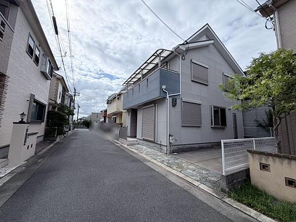 LDKは広々約18.7帖。南・東に窓が設けてありますので、長時間の採光を望めます。リビング階段になっていますのでご家族のコミュニケーション回数も自然と増えますね♪