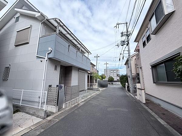 システムキッチンは人気の対面式。リフォームでキッチン・コンロは新品ですので、ご家族との会話を楽しみながら気持ちよくお料理していただけます。