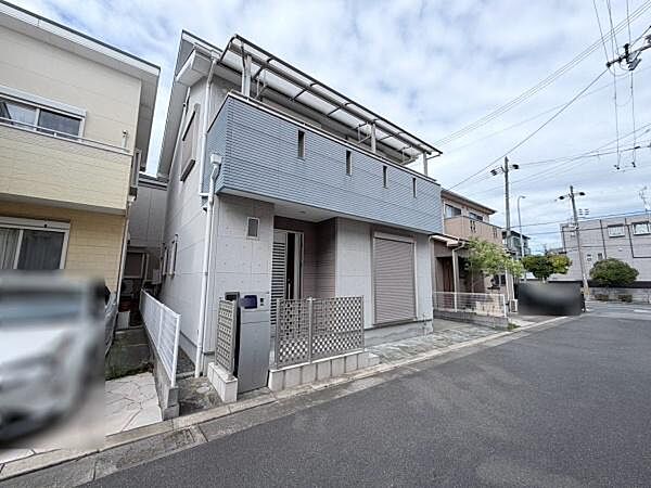 全居室収納付き。約7.5帖のメインベッドルームには約4帖ものウォークインクローゼット。朝のコーディネートもはかどりますね♪季節の家電やスーツケースなどの収納に便利な屋根裏収納庫もございます。
