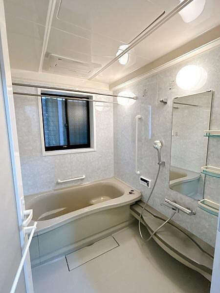 白を基調とした清潔感のある浴室です♪