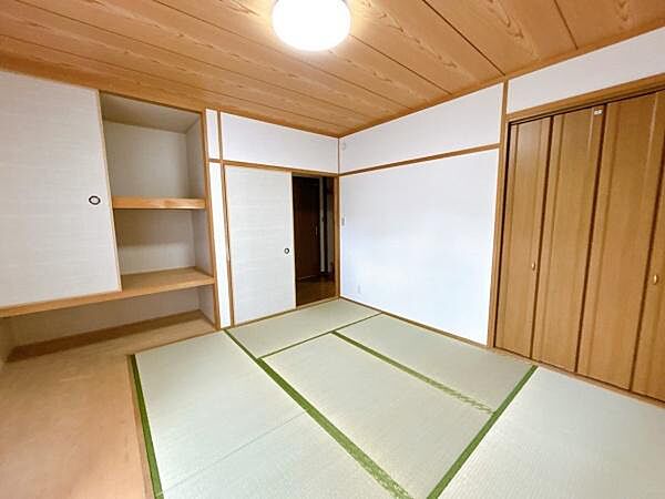 しっとり落ち着いた雰囲気の和室です♪