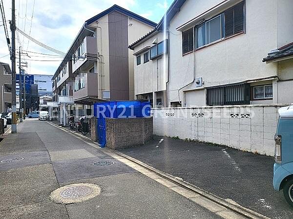 【現地写真】物件の東側隣地は現況駐車場。隣り合う建物がないので風通しも良好