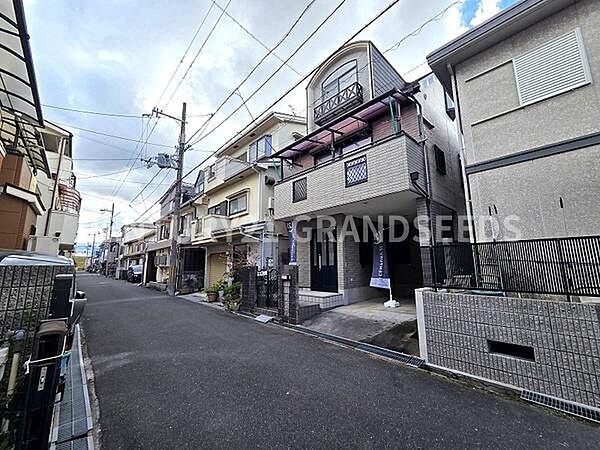【前面道路】前面道路は幅員約4.0ｍ。住宅地内で交通量も多くないので駐車も落ち着いてできます