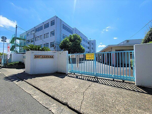 高槻市立奥坂小学校まで1000m