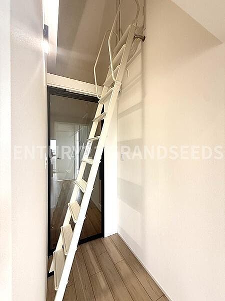 【屋根裏収納ハシゴ】