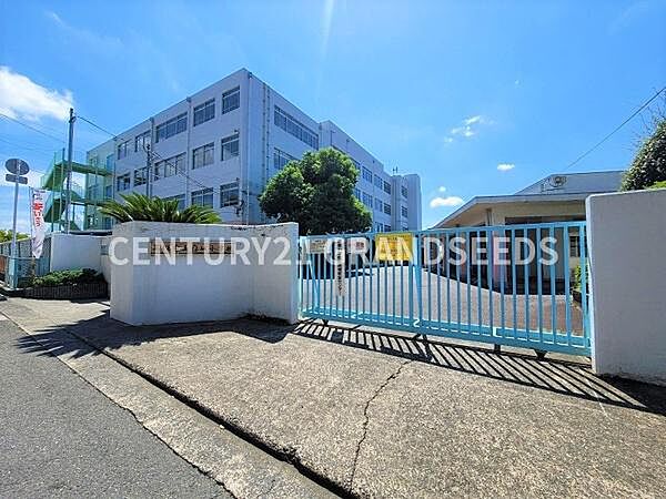 高槻市立奥坂小学校まで610m