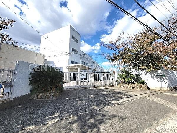 高槻市立五領中学校まで2500m