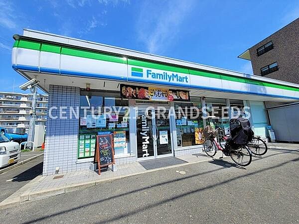 ファミリーマート真上二丁目店まで240m