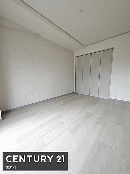 収納付きの洋室。明るいフローリングと落ち着いたクロスで、どんな家具にも合わせやすいお部屋です。お子様のお部屋やワークスペースなど、暮らし方に合わせて使えます♪