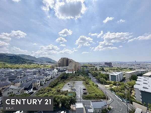11階のお部屋から望む景色。眼下に広がる街並みと遠くの山並みまで見渡せ、抜けの良い眺望が自慢のお部屋です♪