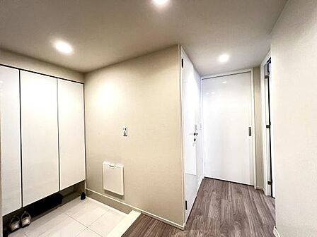 奥行きも十分の玄関。収納が多いのがポイント・玄関から直接LDKが見えないため、プライバシー性があります