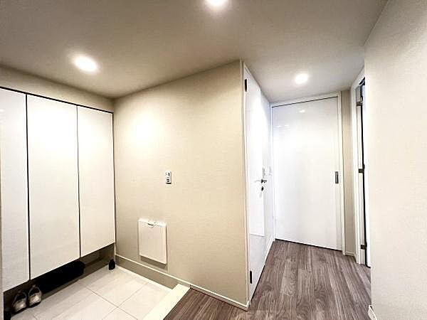 奥行きも十分の玄関。収納が多いのがポイント・玄関から直接LDKが見えないため、プライバシー性があります