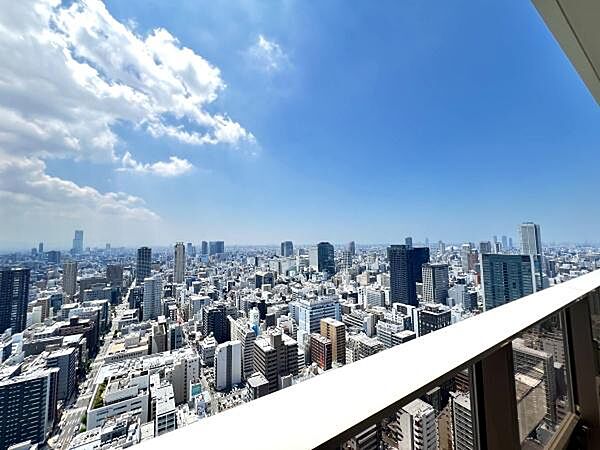 ワイドスパンのバルコニーから望むダイナミックな景色。遠くまで視界が抜けるため、都心にありながら空の広さを感じられる、40階ならではの特別なロケーションです。