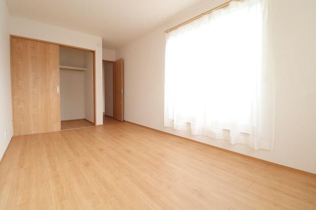 【2階洋室】主寝室にいかがでしょうか♪WIC完備のお部屋になります！