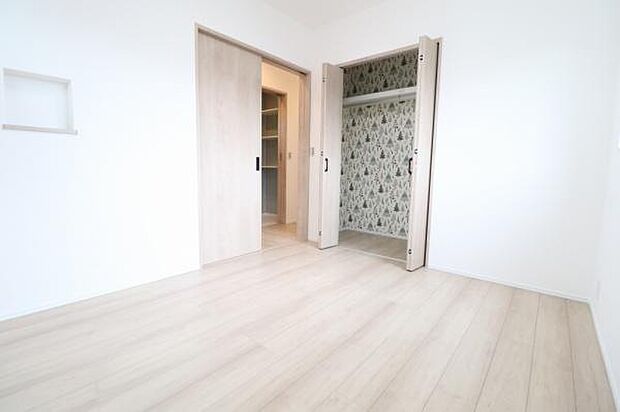【2階洋室】シンプルなお部屋にしているため、どんな家具の配置やデザインもフィットするお部屋です。