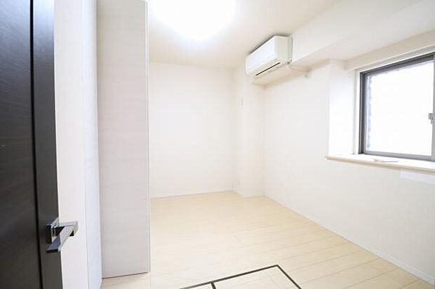 【2階洋室】シンプルなお部屋にしているため、どんな家具の配置やデザインもフィットするお部屋です。