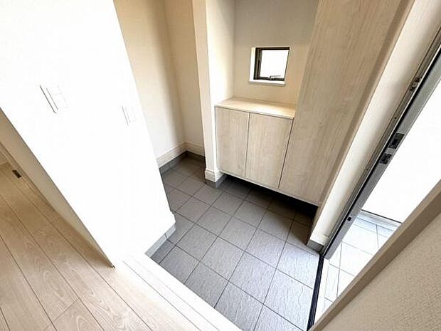 【玄関】趣味の多いご家族にも嬉しい!シューズインクローク採用の玄関スペース。