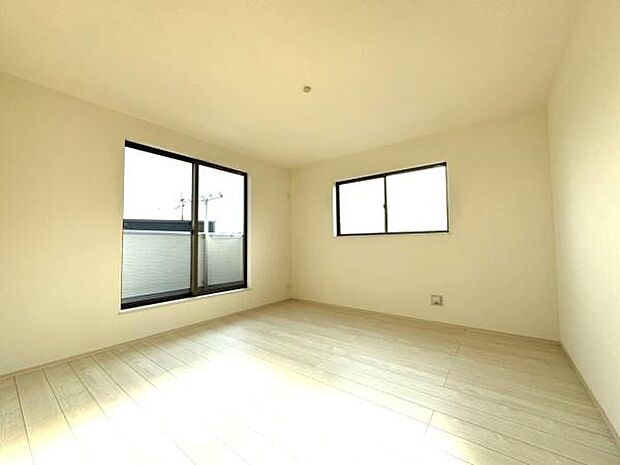 【2階洋室】バルコニーに面したお部屋は陽当り良好。主寝室にいかがでしょうか。