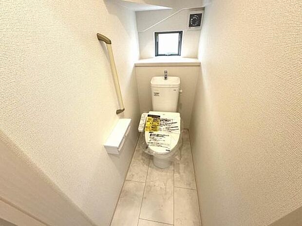 【トイレ】各階にトイレが付いているので、忙しい朝の時間帯にも安心。