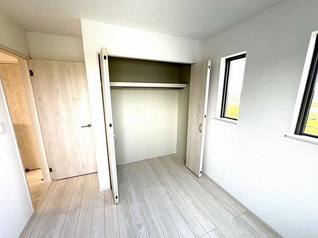 【収納】各居室に収納スペースがあります。