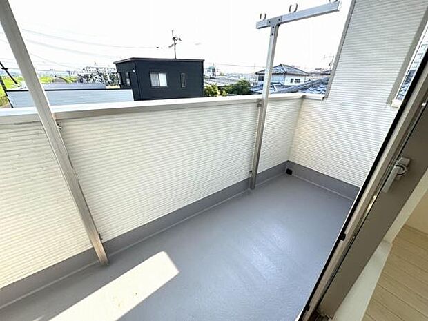 【バルコニー】南向きバルコニーなので洗濯物もよく乾きそうです。
