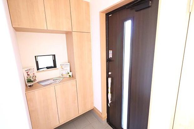 【玄関】 豊富な収納力のシューズボックス完備！散らかりやすい玄関もスッキリ片付きます！