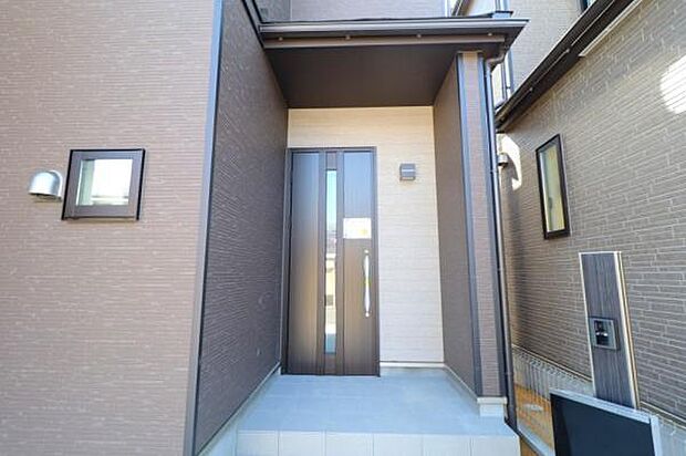 【玄関】雨風が入りにくい玄関になっております！