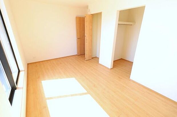 【2階洋室】主寝室にいかがでしょうか。収納スペース豊富なお部屋になっております！