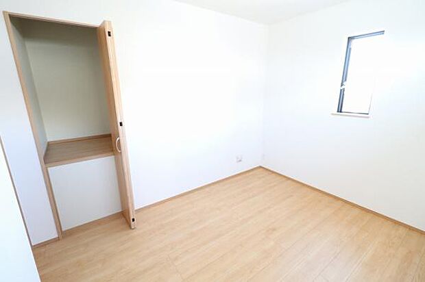 【2階洋室】シンプルなお部屋で趣味や勉強に全力で取り組めるお部屋作りができそうですね！