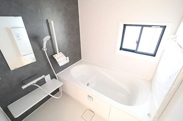 【浴室】足を伸ばして入れる1坪タイプのバスルーム！日頃の疲れを癒してくれます！