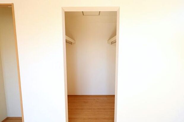 【WIC】衣類など、豊富な収納で室内をすっきりさせるウォークインクローゼット完備！