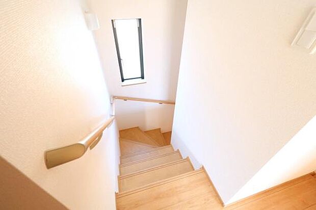 【階段】手すり付きなので、お子様やご年配の方にも安心です！