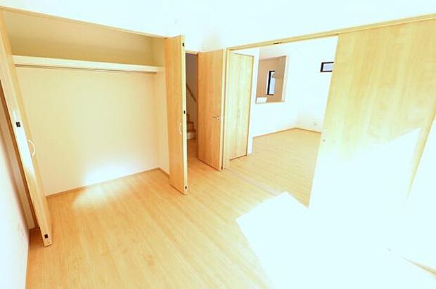 【1階リビング横洋室】玄関ホールからも直接出入り可能なリビング横洋室。