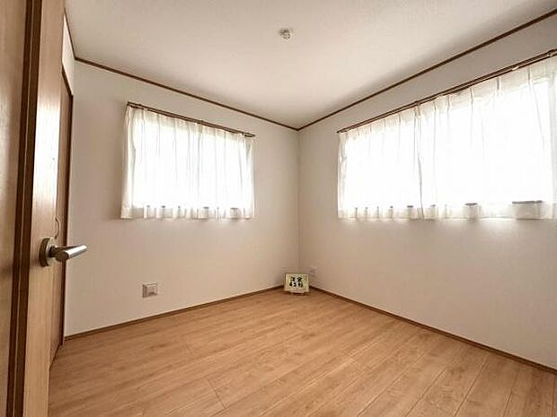 【子供部屋】2面採光の明るいお部屋。クローゼットも広く片付け上手に。お子様のお部屋にもピッタリです。