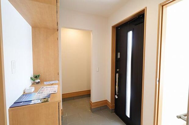 【玄関】趣味の多いご家族にも嬉しい！シューズインクローク採用の玄関スペース。