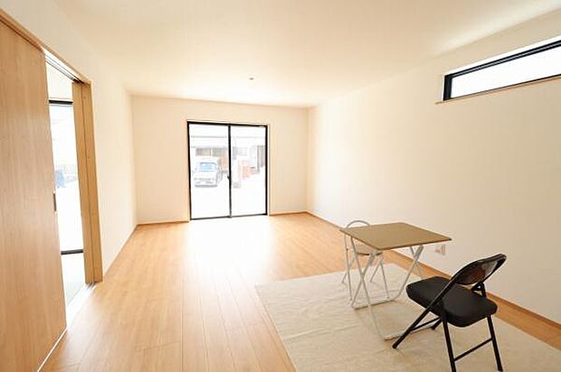 【リビング】ソファやテーブルを置いてもご家族みんながゆったりくつろげるリビング。