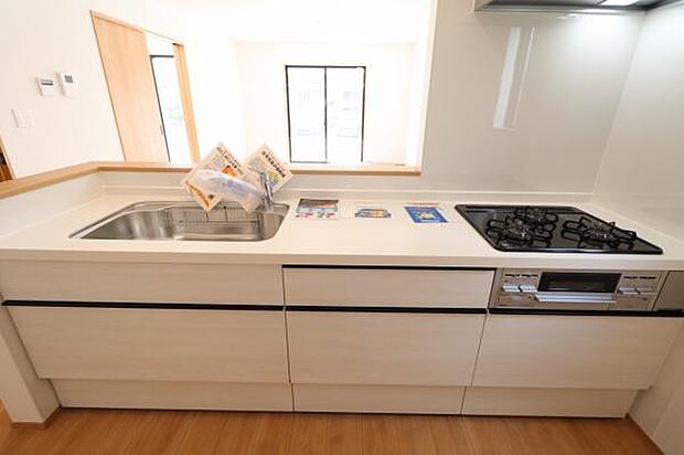 【キッチン】ガス火で調理器具を選ばず、焦げ目をつけたり、焙ったりできるので料理の幅も広がります。