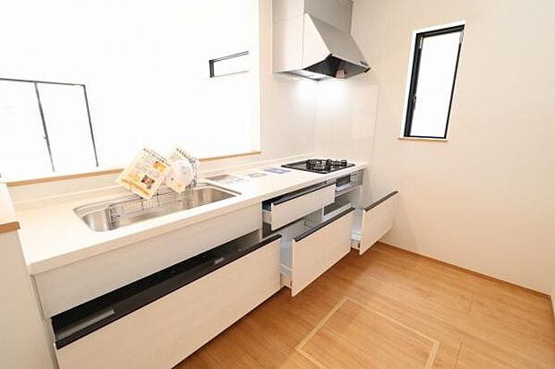 【キッチン】スライド収納付きのシステムキッチン！パスタ鍋や圧力鍋、フライパンなどもおしまいいただけ出し入れもスムーズです。